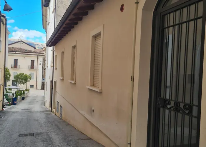 Dietro Al Corso LʼAquila